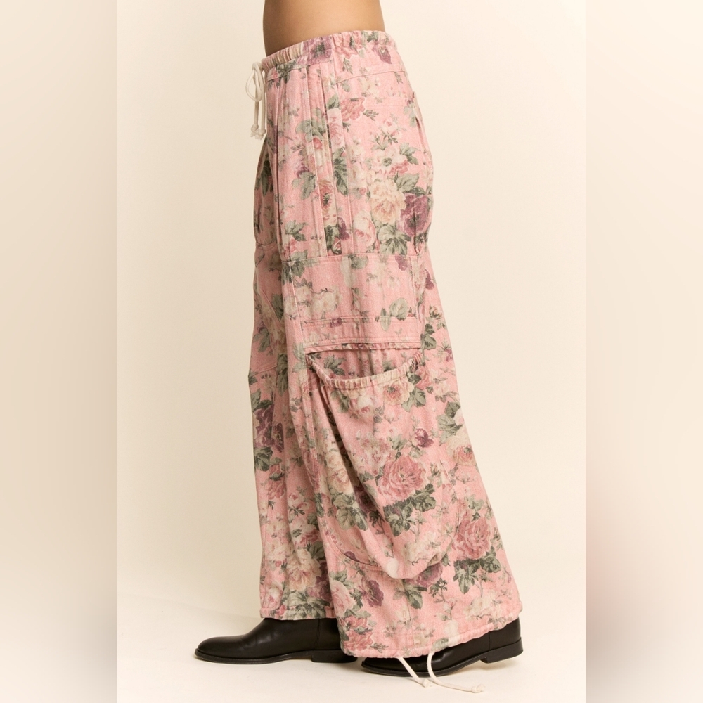 DAVI & DANI Pink Floral Wide-Leg Cropped Cargo Pants - Picture 3 of 10